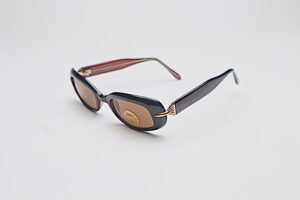 Black & Cranberry Inside Ceres Oval With Shell Slant_lzn Ceres Gold Shell/ Black with Cranberry Inside